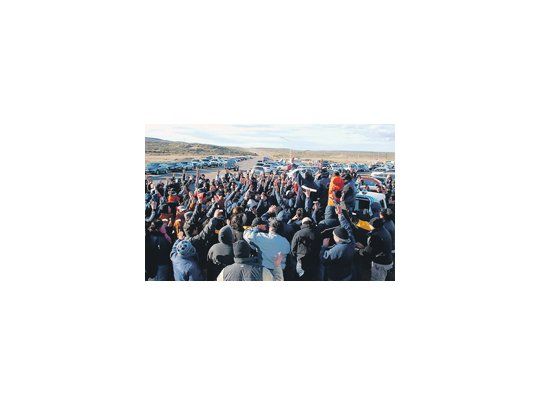 Los petroleros votaron levantar la medida de fuerza por mayoría en una multitudinaria asamblea.