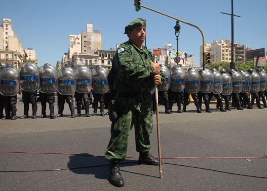 Exconscriptos realizaron piquete en la Avenida 9 de Julio y fueron desalojados por Infantería (foto 1)
