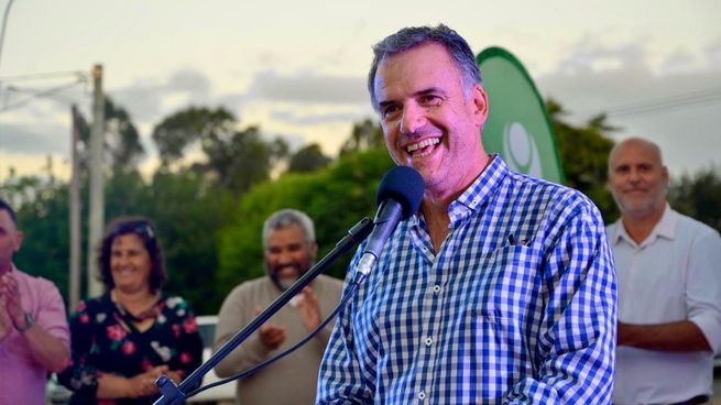 El precandidato presidencial del Frente Amplio, Yamandú Orsi, abandona la Intendencia de Canelones el 1º de marzo.