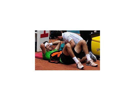 Momento en que Del Potro es asistido por el médico en el partido del Masters 1000 de Madrid ante Cilic.