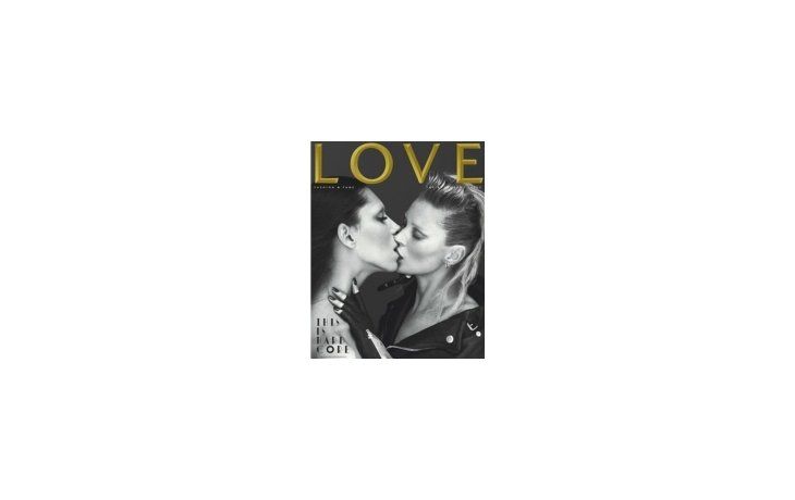Kate Moss Posó en la portada de una importante revista británica besando a la modelo transexual Lea T.