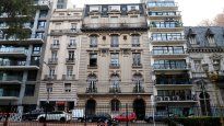 La fachada del edificio muestra una simetría rigurosa, balcones de hierro forjado y molduras ornamentadas que remiten al estilo Beaux-Arts adoptado por Bustillo en varias de sus obras residenciales.