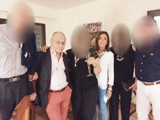 coincidencias. La publicación en Facebook de Silvia Traverso (Aduanas actual) y su “amigo” Jorge Faurie y la coincidencia de lotes de Fabricaciones Militares con los documentos de compra de Patricia Bullrich.