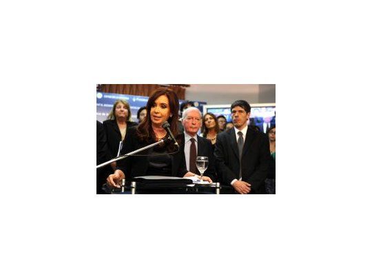 Cristina de Kirchner acompañada por el hijo de Benjamín Rattenbach, Augusto, y el jefe de Gabinete, Juan Manuel Abal Medina.