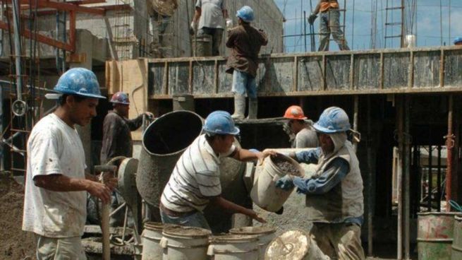 Las nuevas bolsas de 25 kg de cemento facilitan su manejo en las obras de construcción y generan ahorro de materiales.