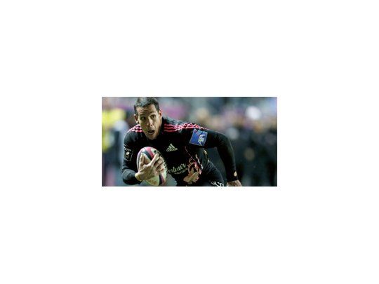 Líder en racha. Julien Arias, wing de Stade Francais, apoyó un try.