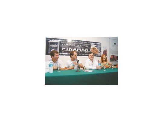 Edgardo Esteban (periodista y veterano de guerra), Gastón Pauls, Tristán Bauer y Virginia Innocenti presentaron un anticipo del film a medio hacer «Iluminados por el fuego», que se está terminando con el dinero del premio en San Sebastián.