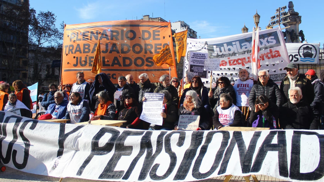 En una nueva marcha de los miércoles, los jubilados volvieron a exigir por un aumento de los haberes.&nbsp;