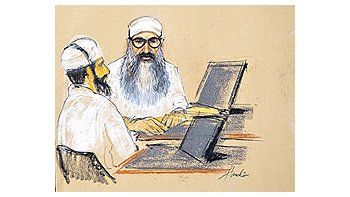 Khalid SheikhMohammed(derecha),organizador delos atentadosdel 11-S, y unode sus presuntoscolaboradores,Walid binAttash, según elartista presenteen la audienciade ayer enGuantánamo.Los dosrechazaron serdefendidos porabogados.