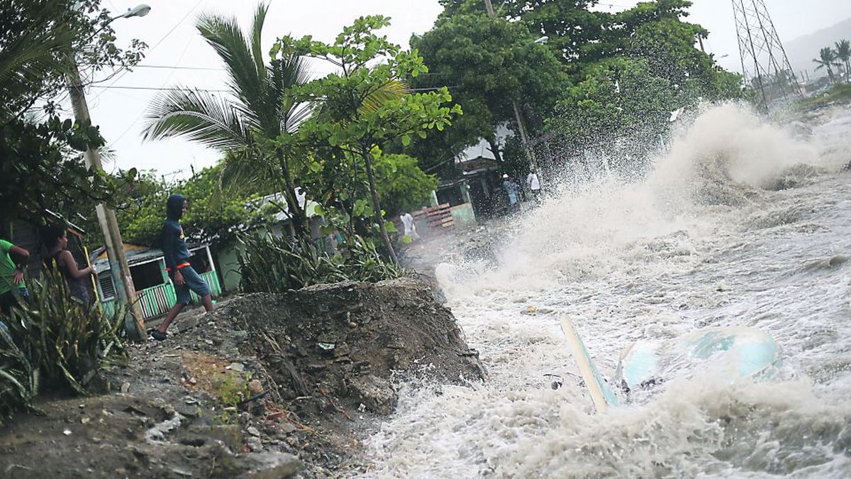 Irma deja al menos 15 muertos y temen por más huracanes