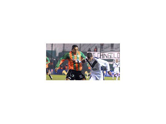 Banfield sorprendió a Vélez y lo alejó de la punta