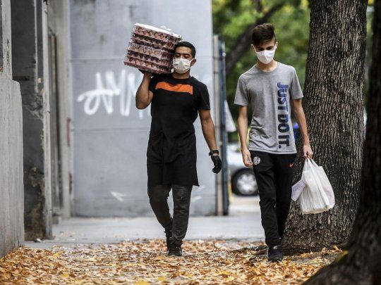 Dos trabajadores caminan las calles de Buenos Aires durante la pandemia del coronavirus.