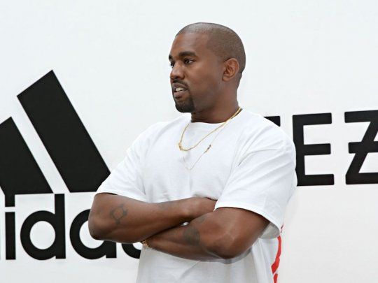 Elon Musk aprovecha el surgimiento de X y le devuelve la cuenta de Twitter a Kanye West.