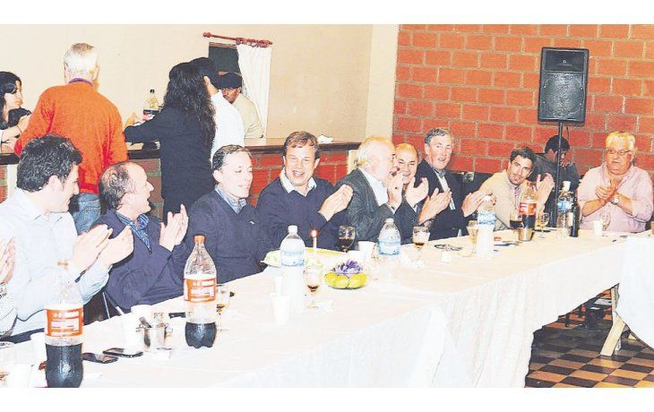 Velita. Al intendente de Esteban Echeverría, Fernando Gray, le cantaron el feliz cumpleaños en la cumbre peronista de Lobos. Martín Insaurralde (Lomas de Zamora) lo ayudó a soplar. No fue el único aniversario: también se cumplió un año de la derrota de Aníbal Fernández ante María Eugenia Vidal.