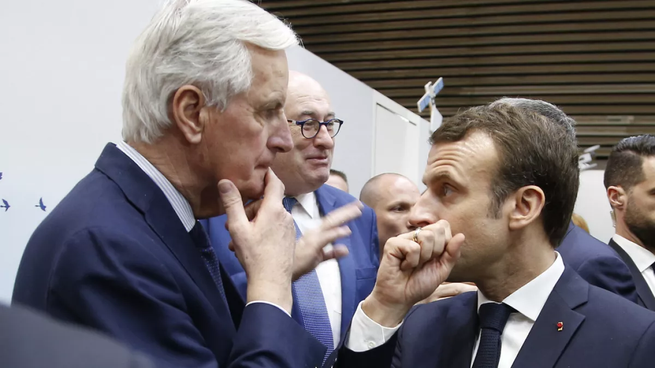 Michel Barnier y Emmanuel Macron.