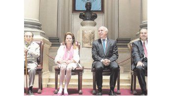 Despedida. Último acto ayer de Carlos Fayt en la Corte Suprema. Compartió escenario con los ministros  y recibió una plaqueta del sindicalista Julio Piumato. Elogiosas palabras de Highton de Nolasco.