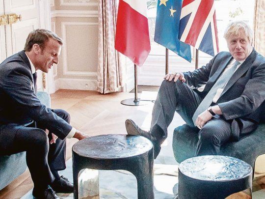 PROVOCADOR. El premier británico, Boris Johnson, no resistió la tentación de dar la nota: apoyó su pie derecho sobre la mesa en el Palacio del Elíseo. El presidente Emmanuel Macron, no obstante, se lo tomó con humor.