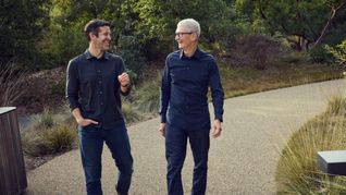 Tim Cook junto a su futuro sucesor, John Ternus. Tim Cook junto a su futuro sucesor, John Ternus.