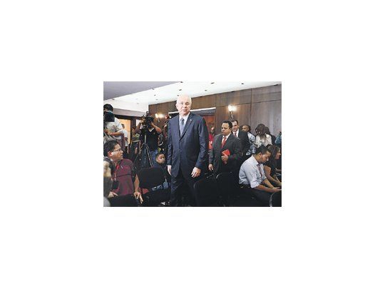 El poderoso ministro venezolano de Petróleo y vicepresidente económico, Rafael Ramírez, fue el encargado de anunciar ayer el nuevo esquema cambiario, que supone una fuerte devaluación y un encarecimiento futuro de numerosos productos de consumo.