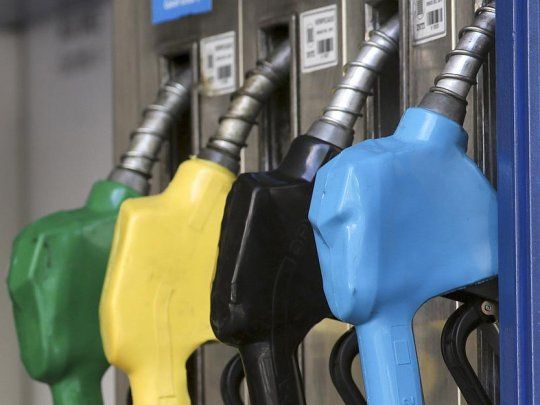 Las productoras de hidrocarburos evalúan aplicar incrementos por el atraso frente al dólar.