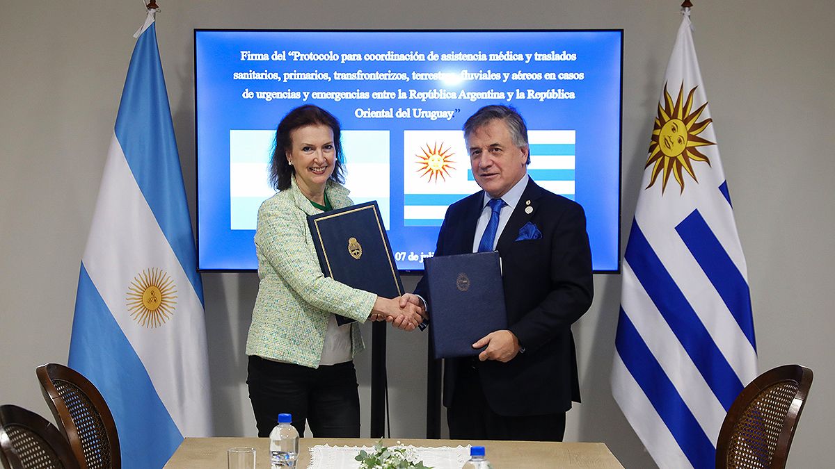 Uruguay and Argentina signed a protocol for urgent medical transfers
