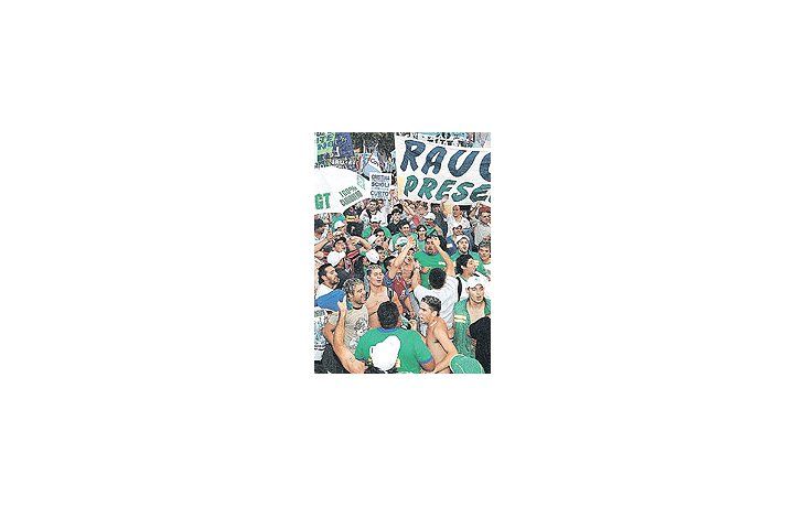 ámbito.com | Ingreso triunfal. El gremio de camioneros de Hugo Moyano,identificado con los colores verde y blanco, ingresó a Plazade Mayo a las 14.28. Desplazaron de la primera fila a lospiqueteros de Luis D’Elía.