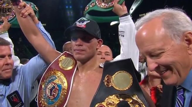 David Benavidez noqueó en seis asaltos al Zurdo Ramírez y se queda con los títulos mundiales Crucero WBA y WBO.