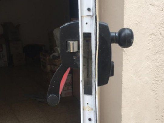 La puerta forzada fue descubierta por una empleada