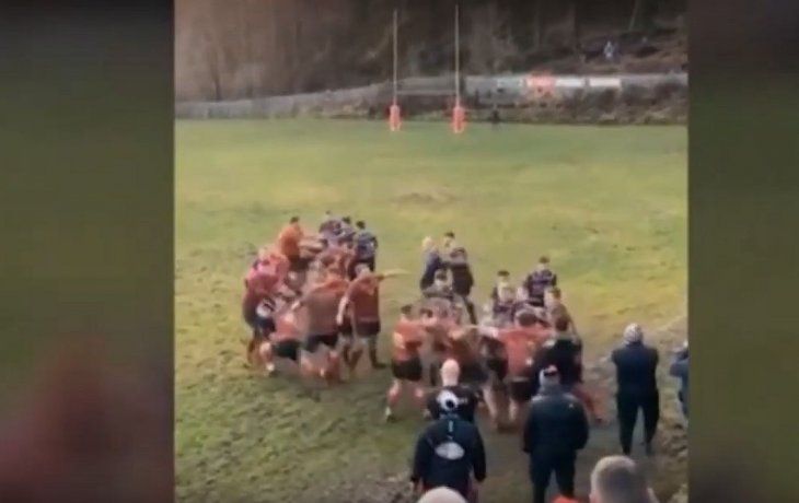 Brutal pelea en el rugby de Gales.
