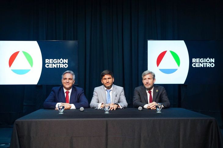 Los tres gobernadores de la Región Centro, durante el acto en Santa Fe.