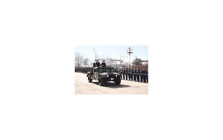 ámbito.com | El jefe de la Aeronáutica militar, Normando Costantino, pasó revista ayer de efectivos en el cumpleaños de esa fuerza junto al secretario de Relaciones Internacionales del Ministerio de Defensa, Alfredo Forti, quien debió escuchar el clásico reclamo de má