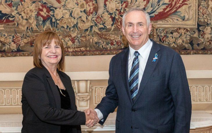 Patricia Bullrich y Marc Stanley.