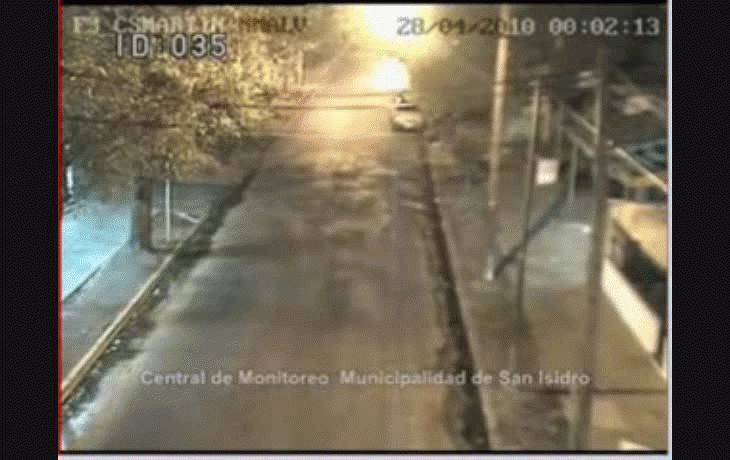 Partió su auto en tres en un choque y sobrevivió