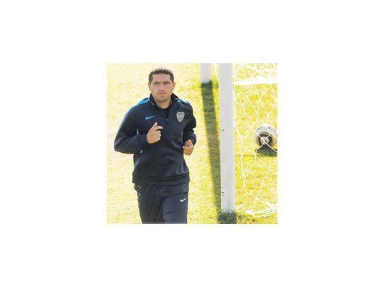 Juan Román Riquelme entrenó en forma diferenciada al resto del plantel, pero casi seguro jugará el superclásico.