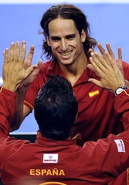 López y Verdasco se saludan