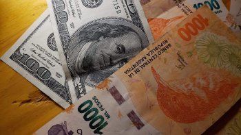 el dolar acelera y el banco central pone billetes en el mercado