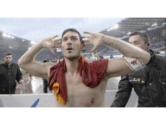 Francesco Totti pidió más visibilidad para el fútbol femenino.