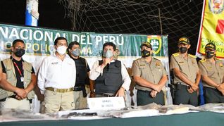 El presidente peruano, Pedro Castillo, rodeado de agentes policiales.