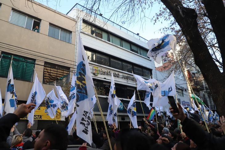 Militantes se congregaron frente a la sede del PJ en apoyo a Cristina Kirchner. Militantes se congregaron frente a la sede del PJ en apoyo a Cristina Kirchner.