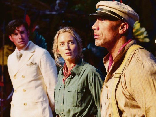 jungle cruise. Jack Whitehall, Emily Blunt y la “Roca” Johnson.