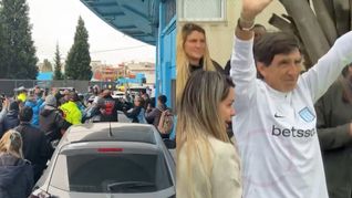 Gustavo Costas recibió el apoyo de cientos de hinchas durante su salida de Racing.
