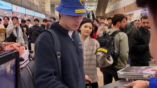 El piloto lució un piluso azul y amarillo con el escudo de Boca Juniors, reafirmando su fanatismo por el club argentino.