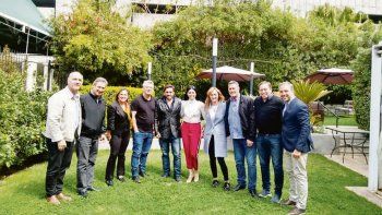 Gesto. En una muestra de convivencia, Fernández Sagasti almorzó ayer con intendentes, candidatos y con Guillermo Carmona, presidente del PJ mendocino.
