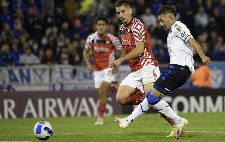 Lucas Janson marcó los dos goles con los que Vélez le gana a Estudiantes y se clasifica a los octavos de la Copa Libertadores.&nbsp;