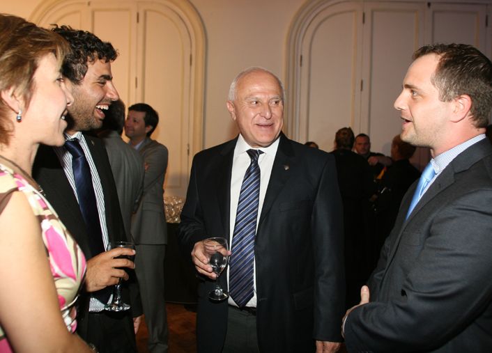 El gobernador de Santa Fe, Miguel Lifschitz, junto a los periodistas de Ámbito Financiero Mariano Casal y Florencia Arbeleche
