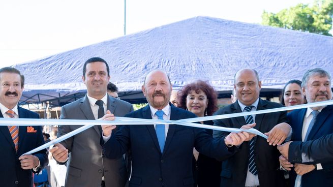 Se realizó el corte de cinta que dejó habilitada la estructura edilicia que se encuentra ubicada en la calle Esteban Florentín y San Martín de la ciudad de Laguna Blanca y está conformada por el sector de administración, sector académico y espacios exteriores.