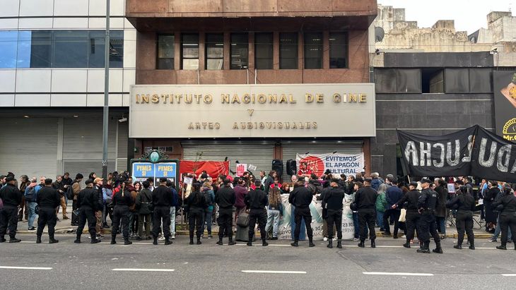 El pasado viernes, una movilización realizó un abrazo simbólico al INCAA.