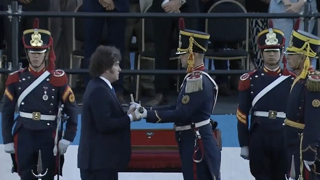 Javier Milei encabeza en San Lorenzo la ceremonia de entrega del sable corvo de San Martín al Regimiento de Granaderos.