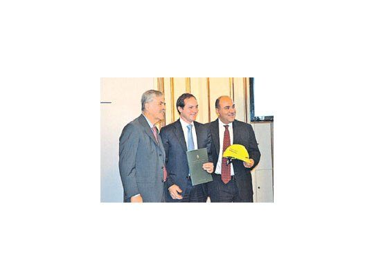 De Vido, Espínola y Manzur, ayer durante el anuncio de inversiones.