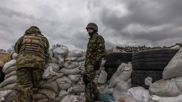 Retenes levantados en Kiev a la espera de la llegada de tropas rusas.